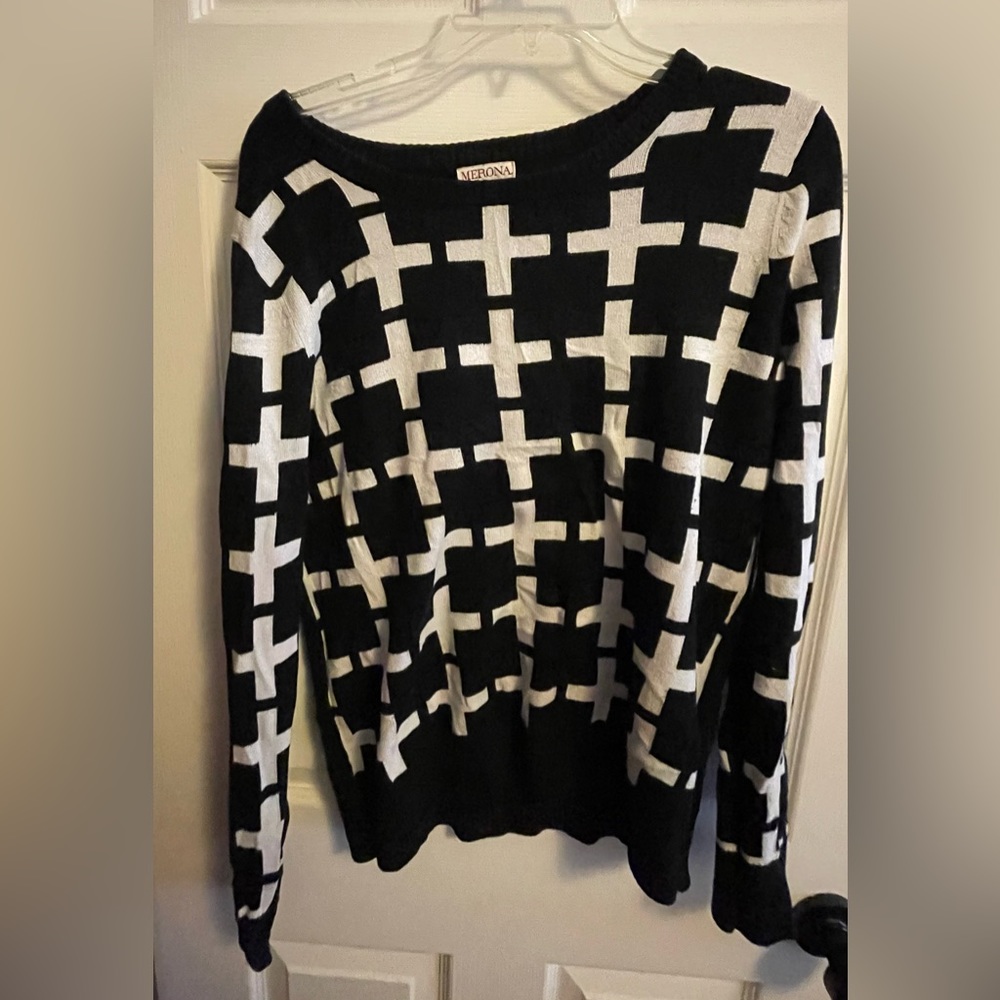 Black and white cross pattern sweater XL